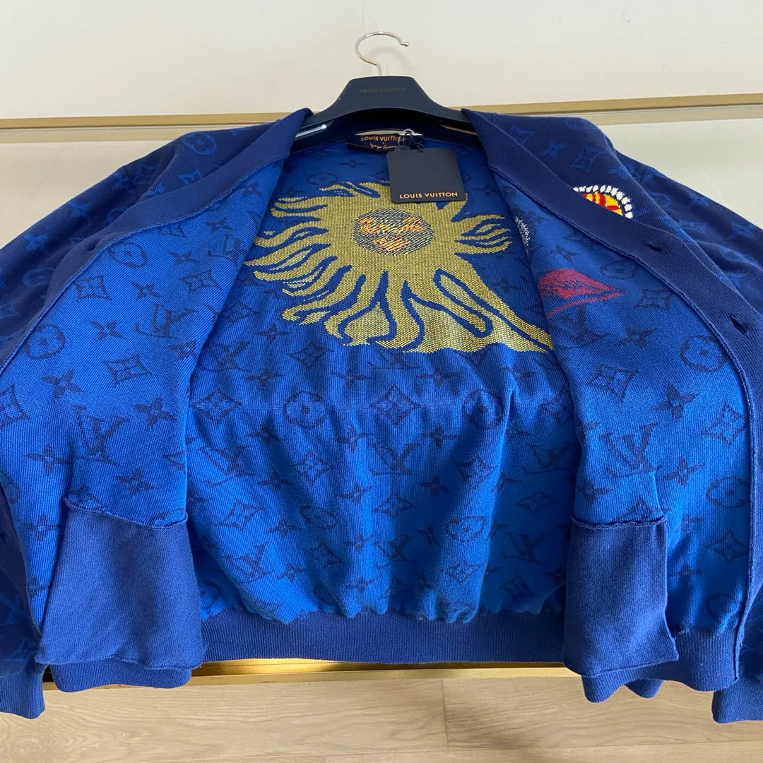 🅿️630 🀄️ Louis Vuitton Louis Vuitton exclusive edition new arrival🔥All network ceiling LV x YK MONOGRAM face pattern knitted cardigan This cardigan is from the Louis Vuitton The brand logo is embellished on the left chest. Cotton knitting brings a comfortable texture. The same style for men and women. You can buy one-to-one items on the official website.
